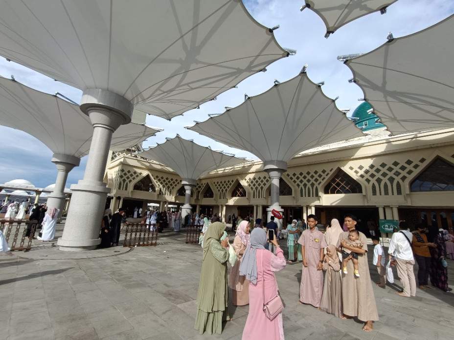 Suasana usai Salat Idulfitri di Masjid Madinatul Iman, Rabu (10/4/2024). (Foto: Achmad Fadillah/Pusaranmedia.com)