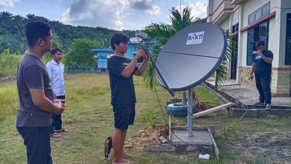 Pemasangan panel VSAT yang akhirnya dirampungkan pihak rekanan Kementerian Komunikasi dan Informatika (Kominfo) RI di Kabupaten Nunukan (Foto: Istimew