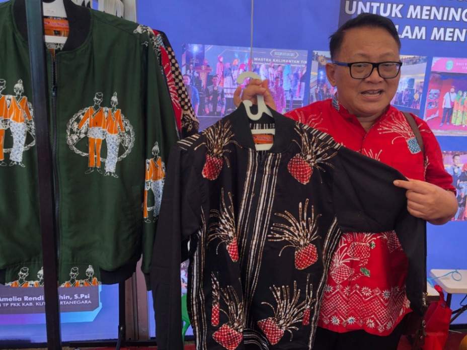 Kabid Perindustrian Disperindag Kukar, Imam Pranawa menciptakan motif khas Batik Melayu Kutai dan menunjukkan beberapa karyanya (Foto: Lodya/pusaranme