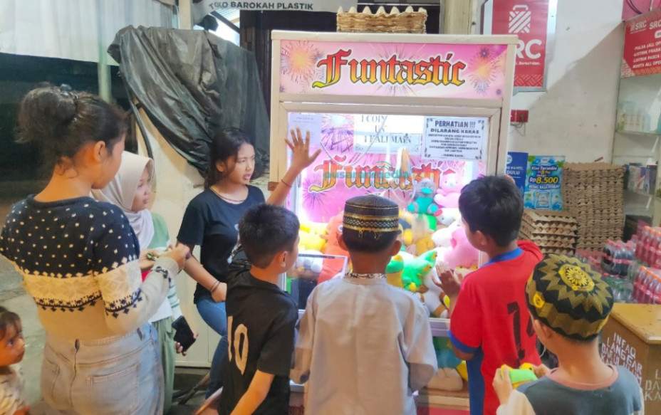 Permainan capit boneka di salah satu toko kelontongan Balikpapan, Sabtu (29/4/2023). (Foto: Achmad Fadillah/Pusaranmedia.com)