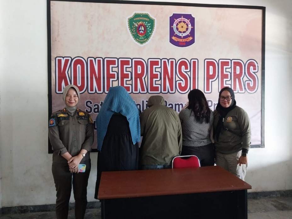 Satpol PP PPU berhasil mengamankan tiga PSK yang menjajakan diri lewat aplikasi MiChat. (Foto: Adi Kade/Pusaranmedia.com)