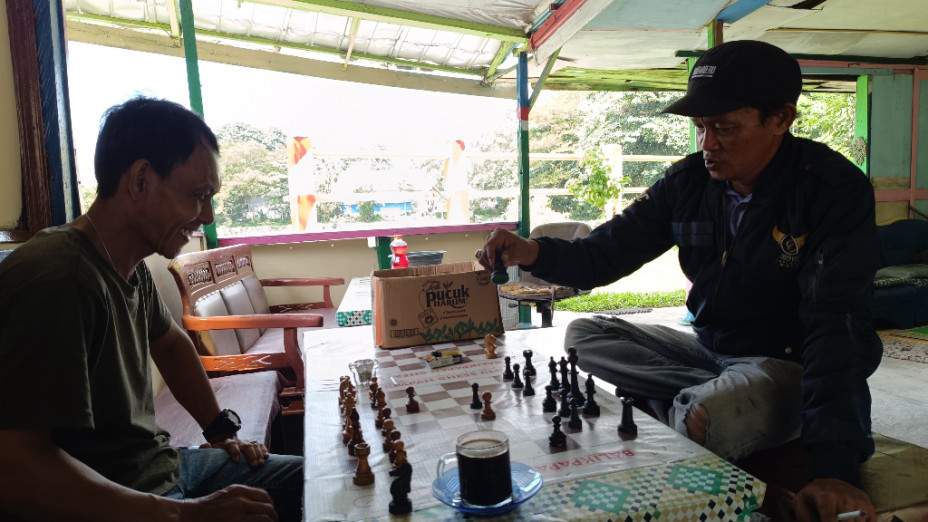 Dua pemain catur sedang coaching klinik di sekretariat BCC, Selasa (16/4/2024). (Foto: Achmad Fadillah/Pusaranmedia.com)