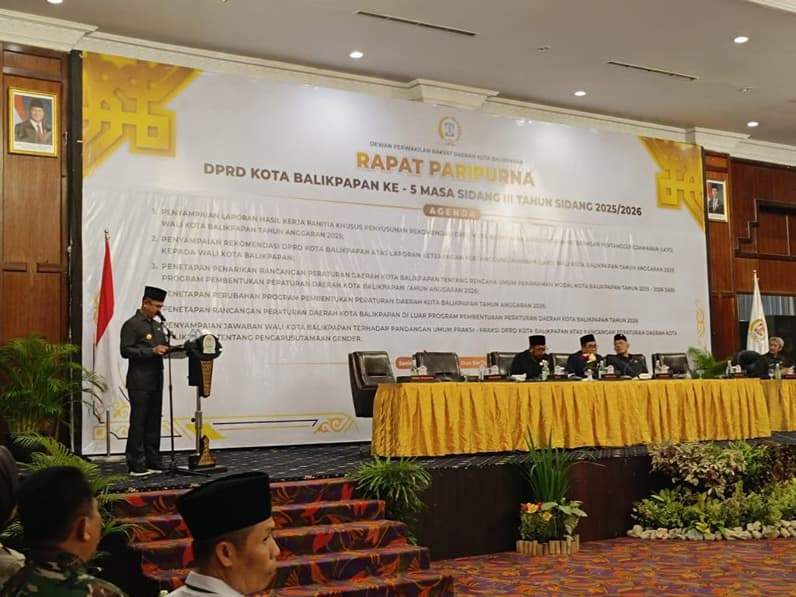 Wali Kota Balikpapan, Rahmad Mas'ud saat menyampaikan jawaban pandangan fraksi dalam rapat paripurna di Hotel Grand Senyiur, Senin (18/5/2026). (Foto: Achmad Fadillah/Pusaranmedia.com)