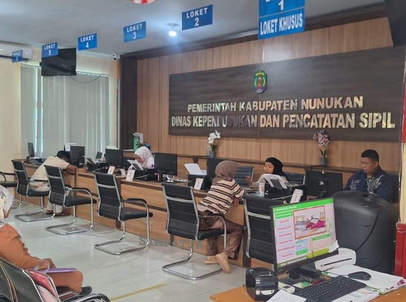 Pelayanan kependudukan di Kantor Disdukcapil Nunukan. (Foto: Disdukcapil Nunukan)