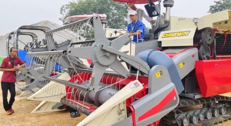 Mesin combine harvester yang disiapkan untuk mendukung percepatan panen petani Berau. (Foto: DTPHP Berau)