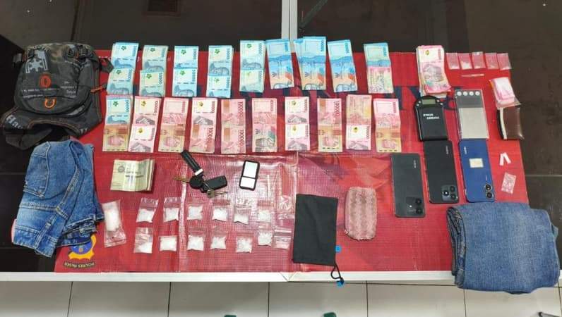 Barang bukti yang ditemukan dalam pengungkapan kasus sabu yang dilakukan tiga tersangka di Kecamatan Muara Komam, Kabupaten Paser. (Foto: Dok.Sat Resnarkoba Polres Paser)