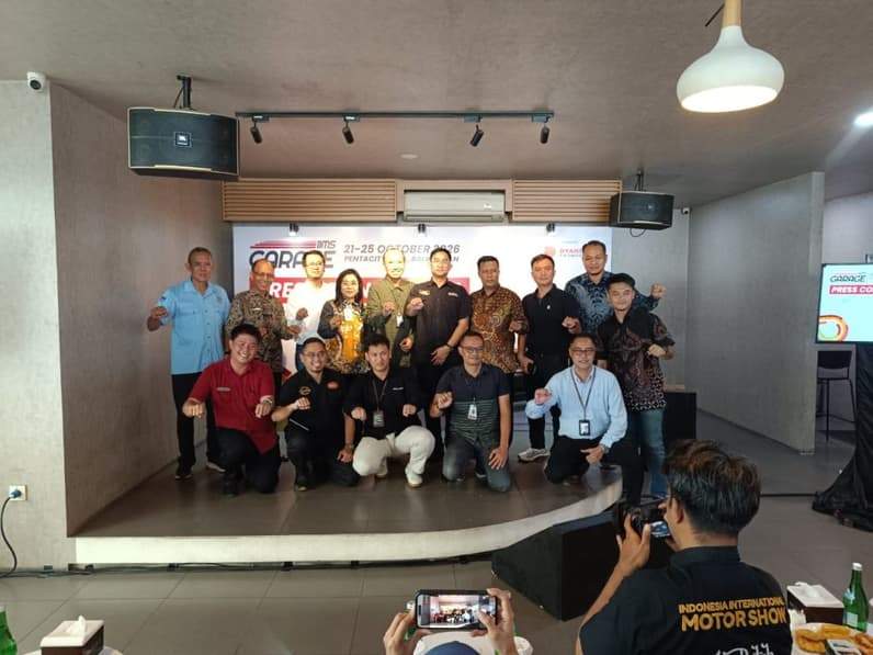 Kepala Disparpora Balikpapan, Ratih Kusuma menghadiri konferensi pers pameran otomotif IIMS, Kamis (15/10/2026). (Foto: Achmad Fadillah/Pusaranmedia.com)