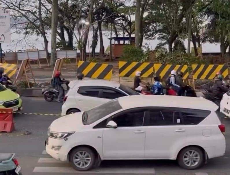 Lalu lintas yang terdampak akibat pembangunan sodetan di kawasan Jalan RE Martadinata, Kamis (27/8/2026). (Foto: Tri/Pusaranmedia.com)