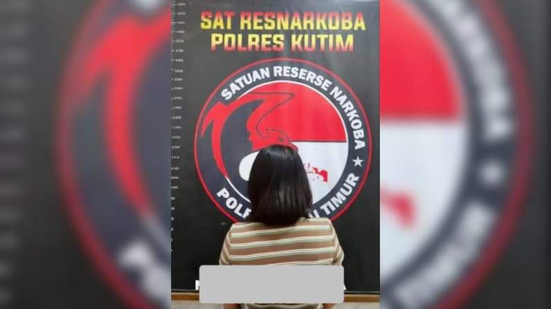 Terduga pemilik sabu sebanyak 54 bungkus yang berisi narkotika jenis sabu dengan berat bruto 104,46 gram diamankan polisi. (Foto: Dok. Polres Kutim)