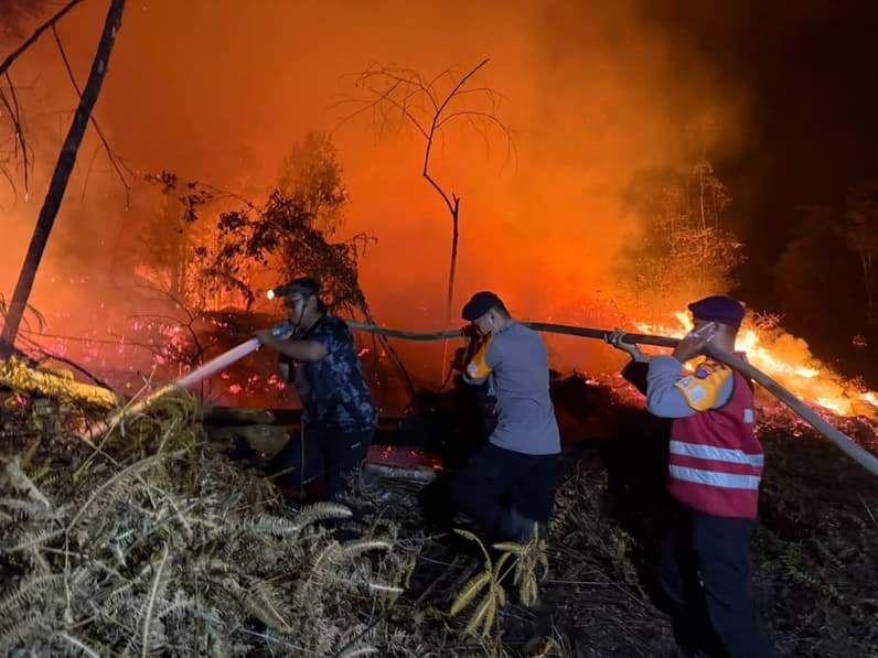 Ilustrasi petugas saat penanganan karhutla di Kaltim. (Foto: Humas Polda Kaltim)