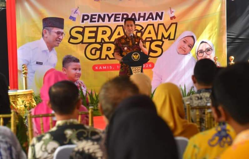 Wali Kota Balikpapan, Rahmad Mas'ud saat penyerahan seragam gratis di SDN 009 Balikpapan Utara, Kamis (16/7/2026). (Foto: Achmad Fadillah/Pusaranmedia.com)