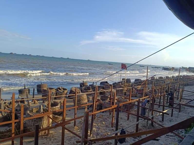 Pekerjaan bangunan kayu di pesisir pantai kawasan Pasar Klandasan Balikpapan. (Foto: Achmad Fadillah/Pusaranmedia.com)