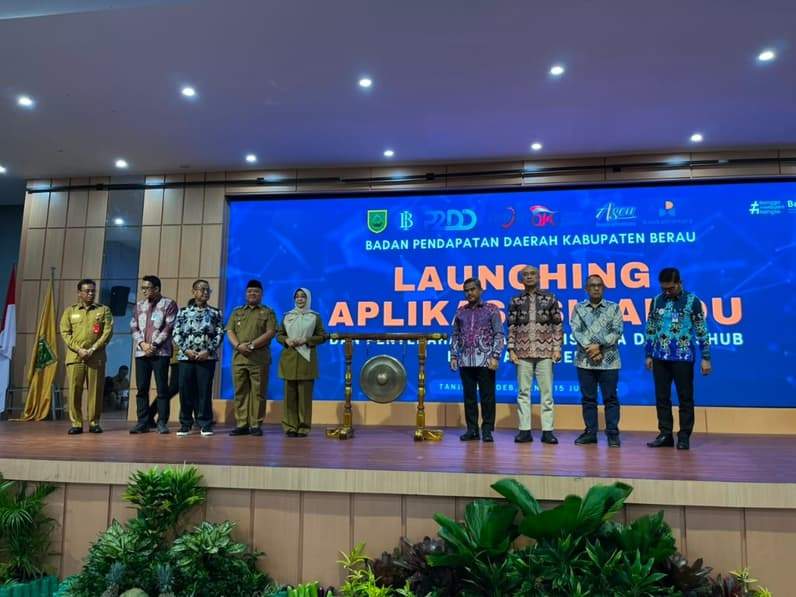 Foto Bersama Bupati Berau Sri Juniarsih Mas bersama Wakil Bupati Gamalis, jajaran Bank Indonesia, OJK, Bankaltimtara, dan perangkat daerah saat meluncurkan Aplikasi Sipandu. (Foto: Nur Hidayah/Pusaranmedia.com)