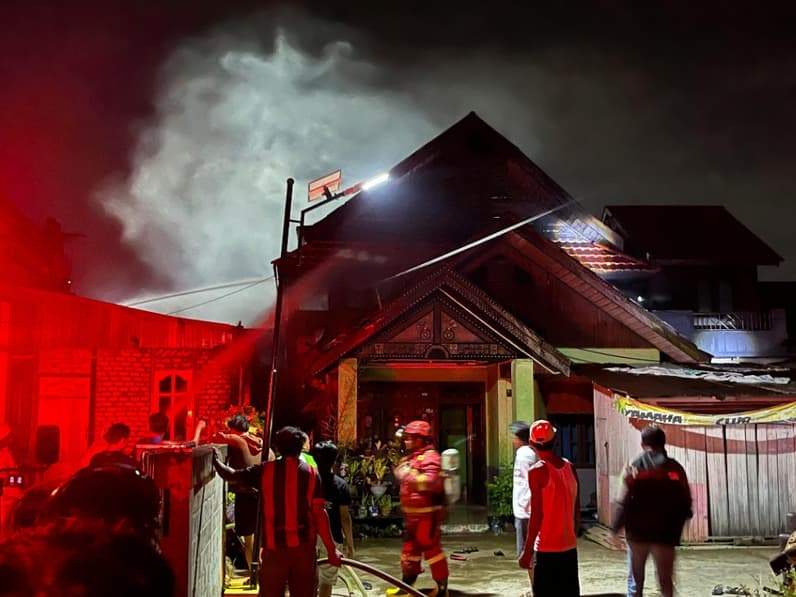 Proses pendinginan sebuah rumah yang terbakar di Jalan Sawi, Kelurahan Tanjung Redeb. (Foto: Nur Hidayah/Pusaranmedia.com)