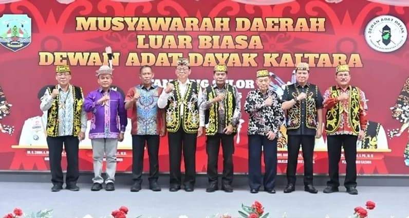 Momen foto bersama di acara Mubes Luar Biasa DAD Kaltara. (Foto : Istimewa)