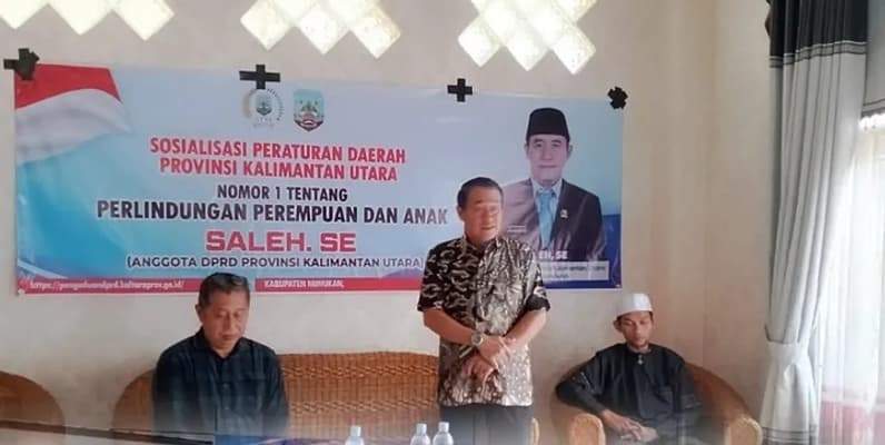 Anggota DPRD Kalimantan Utara, Saleh (tengah), saat melaksanakan sosialisasi Perda di Nunukan. (Foto: Istimewa)