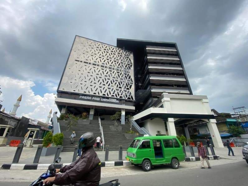 Pasar Pagi Samarinda dari sisi Jalan Jenderal Sudirman. (Foto: Tri/Pusaranmedia.com)