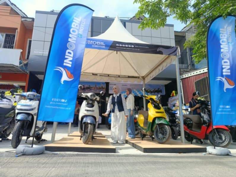 Sejumlah motor listrik terlihat di dealer Indomobil eMotor di Jalan Marsma R Iswahyudi kawasan Sepinggan, Balikpapan, Rabu (7/10/2026). (Foto: Achmad Fadillah/Pusaranmedia.com)