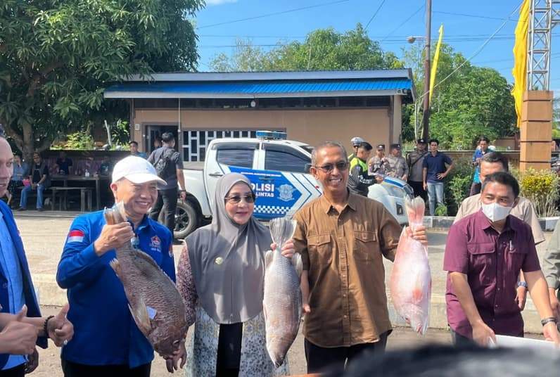 Bupati Berau, saat membuka Pasar Ikan Murah Hari Nelayan Nasional dan HUT HNSI Berau di TPI Sambaliung. (Foto: Nur Hidayah/ Pusaranmedia.com)