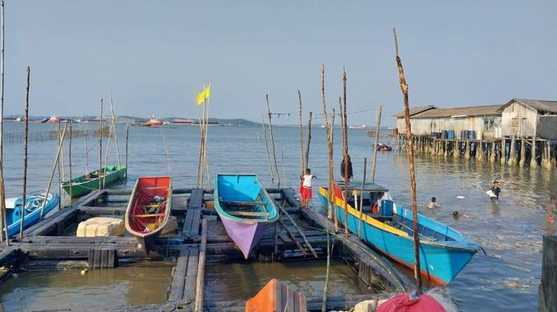 Perahu nelayan di pesisir Kelurahan Penajam, Kecamaatan Penajam, PPU. (Foto: Adi Kade/Pusaranmedia.com).