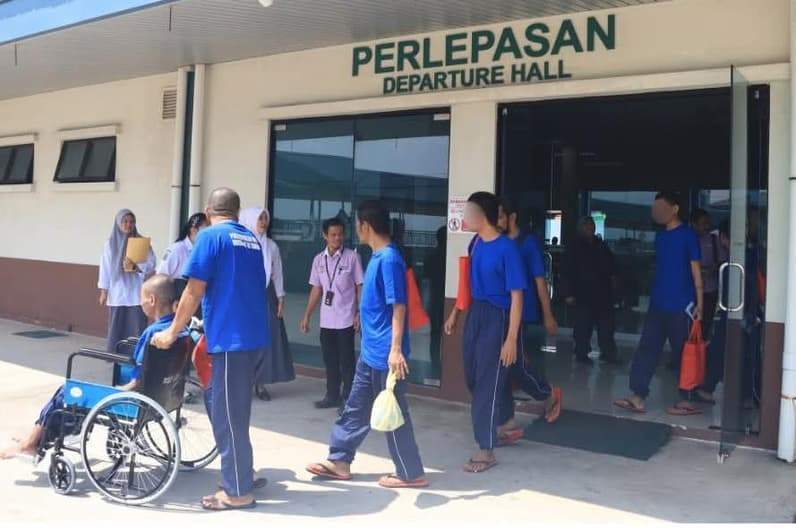Para PMI saat meninggalkan Pelabuhan Tawau menuju Nunukan (Foto: KRI Tawau)