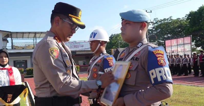 Prosesi Pemberhentian Tidak Dengan Hormat terhadap anggota Polri yang terbukti melakukan tindak pidana penipuan dan judi online. (Foto: Dok.Polres Kukar)
