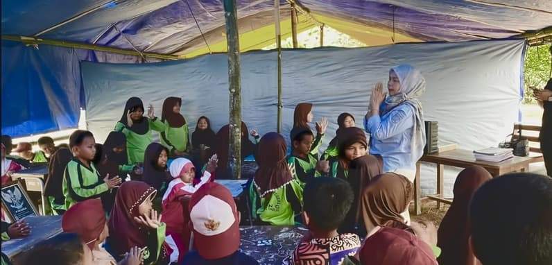 Kondisi belajar mengajar siswa SDN 001 Filial Kampung Birang, Kecamatan Gunung Tabur, berlangsung di bawah tenda terpal. (Foto: Dinas Pendidikan Berau)