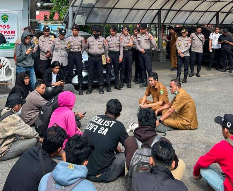 Kabid SMK Disdikbuk Kaltim Surasa saat melakukan dialog dengan massa aksi di halaman kantor Disdikbud Kaltim. (Foto: Herdi/Pusaranmedia.com).