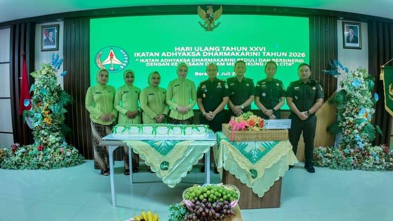 Foto bersama Kejari Berau dalam rangka peringatan Hari Ulang Tahun ke-XXVI IAD Tahun 2026 di Aula Kejari Berau. (Foto: Nur Hidayah/ pusaranmedia.com)