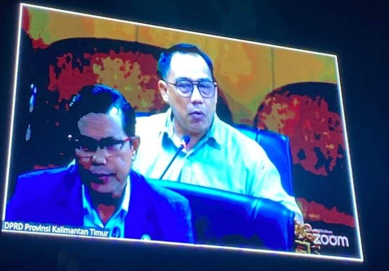 Nobar Rapat anggota DPRD Kaltim melalui videotron depan kantor DPRD Kaltim. (Foto: Herdi/Pusaranmedia.com)