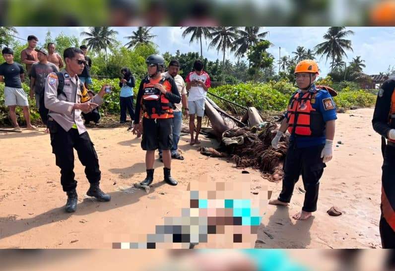 Tim SAR Gabungan menemukan korban kapal nelayan terbalik dalam kondisi meninggal dunia di sekitar Pantai Lamaru, Jumat (17/7/2026). (Foto: Basarnas Balikpapan)