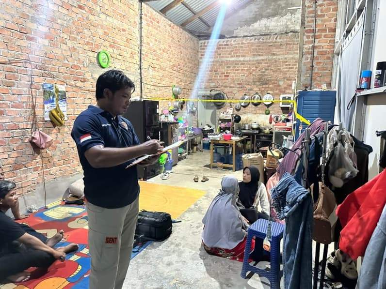 Personel INAFIS melakukan pemeriksaan di rumah duka, Kecamatan Balikpapan Timur. (Foto: Polsek Balikpapan Timur)