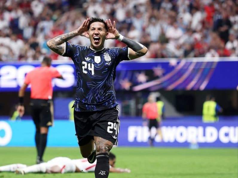 Gelandang tengah Argentina, Enzo Fernandez merayakan gol penyeimbang saat melawan Inggris di babak semifinal piala dunia, Kamis (16/7/2026). (Foto: Media Official Seleccion Argentina)