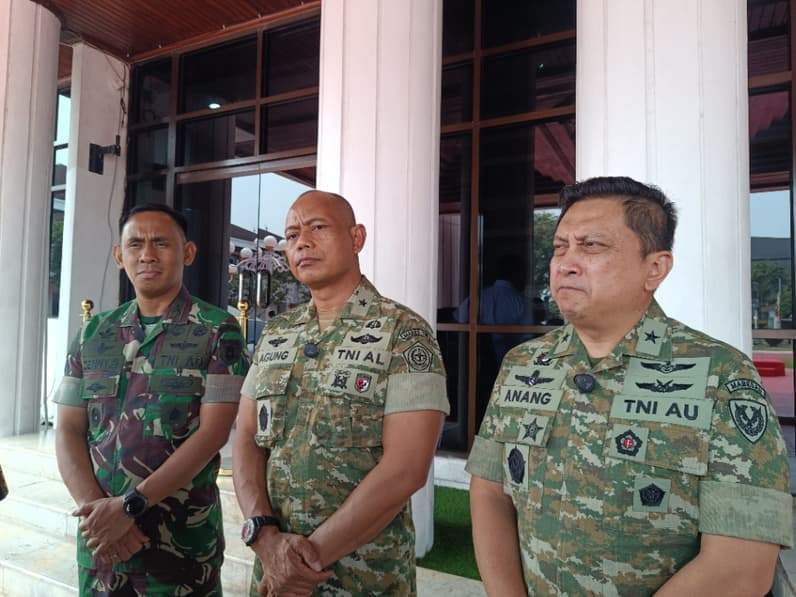 Brigjen TNI (Mar) Agung Trisnanto (tengah) didampingi Marsma TNI Anang Surdwiyono dan Kolonel Inf Denny Salurerung dalam Tim Penyuluh Bencana Karhutla Mabes TNI usai bertemu wali kota di Balaikota Balikpapan. (Foto: Achmad Fadillah/Pusaranmedia.com)