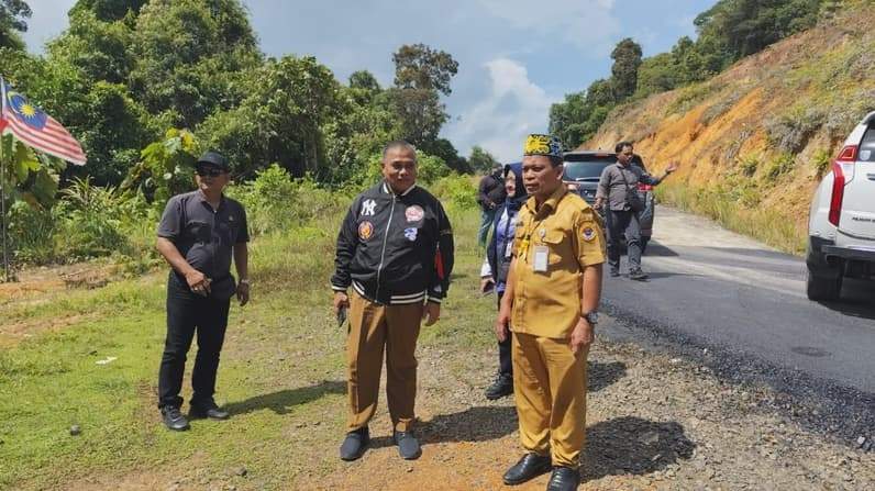 Deputi Bidang Pengelolaan Batas Wilayah Negara BNPP RI Dr Nurdin bersama Kepala BPPD Nunukan Robby Nahak Serang di perbatasan Indonesia - Malaysia di Seimanggaris. (Foto: Diansyah/Pusaranmedia.com)