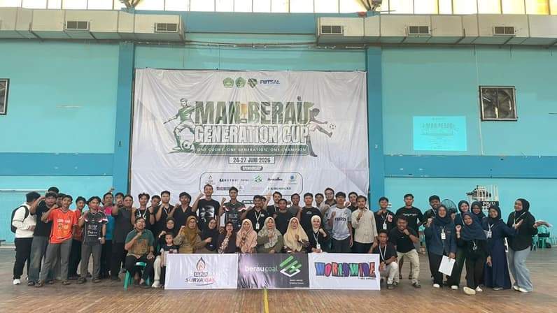 Panitia dan peserta MAN Berau Generation Cup 2026 berfoto bersama usai pembukaan turnamen futsal antarangkatan di GOR Pemuda Tanjung Redeb, Rabu (24/6/2026). (Foto: Nur Hidayah/ pusaranmedia.com)