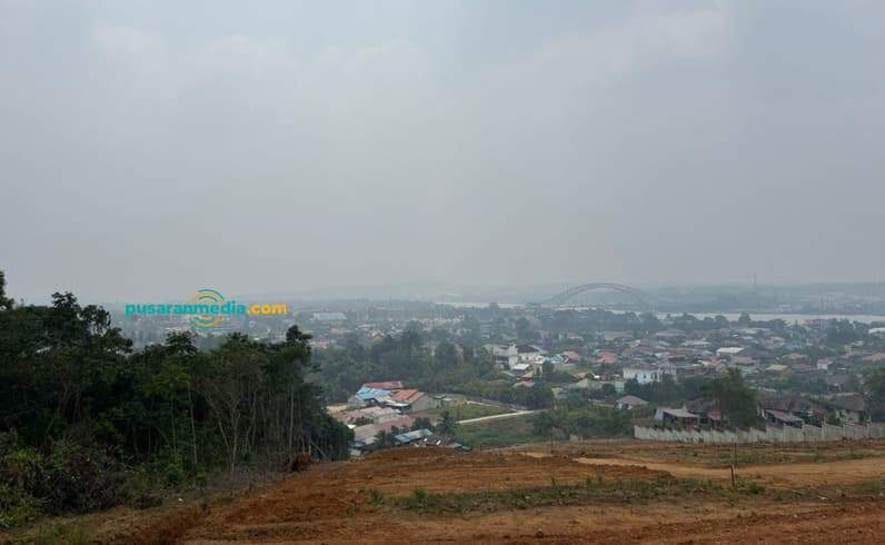 Kondisi kota tenggarong yang diselimuti kabut asap. (Foto: Aswin/Pusaranmedia.com)