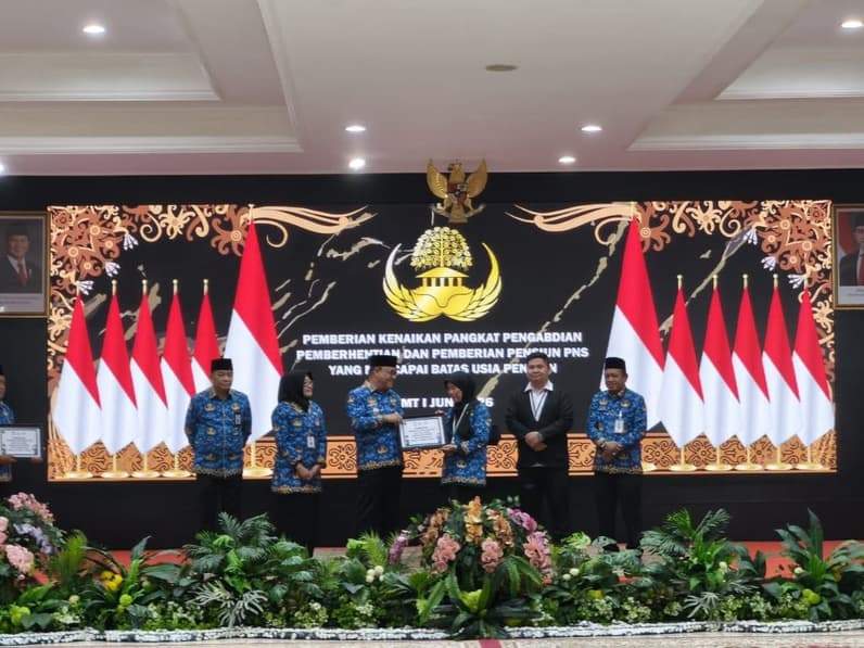 Wakil Wali Kota Balikpapan, Bagus Susetyo menyerahkan SK pensiunan secara simbolis kepada perwakilan ASN di Auditorium Balaikota, Senin (18/5/2026). (Foto: Achmad Fadillah/Pusaranmedia.com)