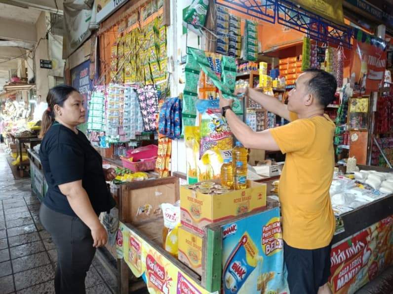 Ilustrasi minyak goreng kemasan dijual di salah satu kios Pasar Pandansari Balikpapan. (Foto: Achmad Fadillah/Pusaranmedia.com)