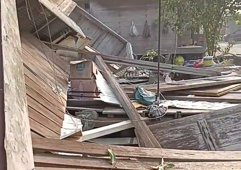 Kondisi rumah yang terdampak abrasi di desa kahala kecamatan kenohan. (Foto: Warga Kahala)