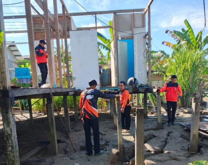 Salah satu rumah warga di Desa Atap yang kondisi tanah bangunan mengalami longsor (Foto: BPBD Nunukan)