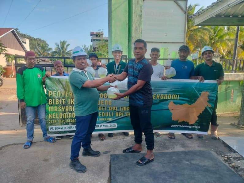 Dokumentasi penyerahan bantuan bibit dan pakan dari BIM-PPS kepada anggota KTPA di Desa Lori. (Foto : Luthfi/Pusaranmedia.com)