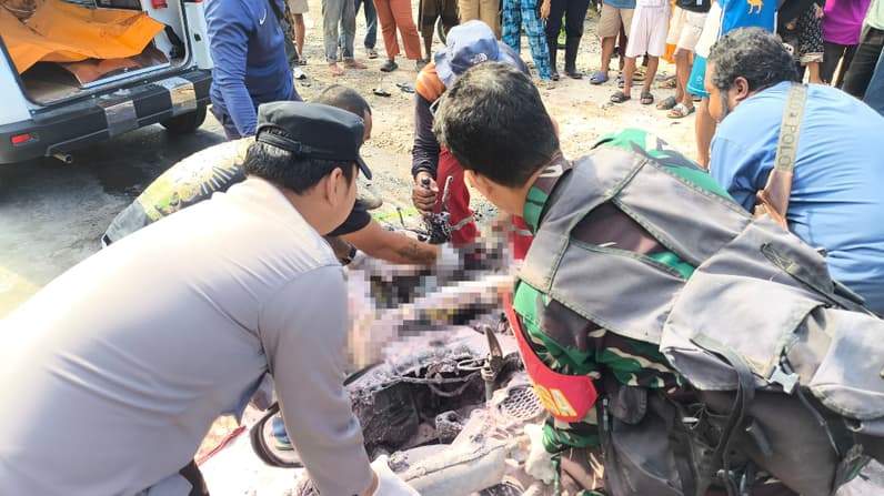 TNI Polri hingga masyarakat Kutai Timur melakukan pengangkatan dua orang tewas. (Foto: Dok.Polres Kutim)