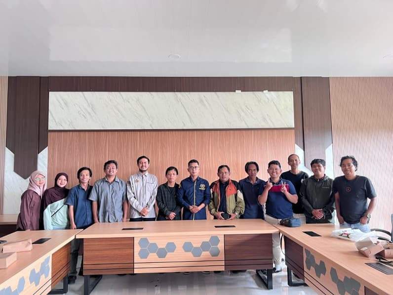 Saat foto bersama kedua Bacalon Ketua PWI Paser periode 2026-2029 (menggunakan baju PWI), bersama Pantia Konferkab PWI Paser 2026 dan sejumlah Anggita PWI Paser. (Foto : Cahyadi)