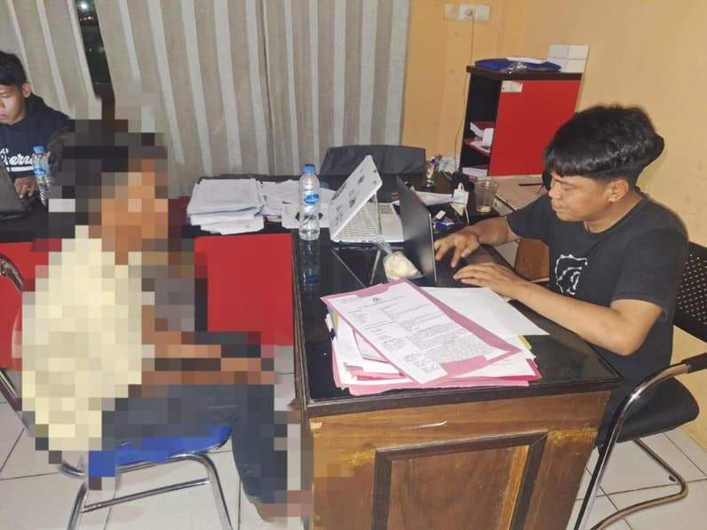 Pelaku berinisial S (26) diamankan di Polsek Waru. (Foto: Istimewa)
