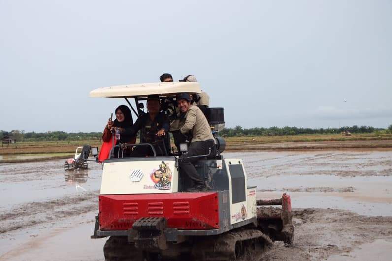 Petani Kecamatan Babulu membajak sawah menggunakan mesin rotavator. (Foto: Humas Setkab PPU)