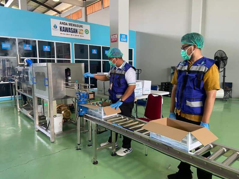 Pengemasan Samaqua. (Foto: Tri/Pusaranmedia.com)