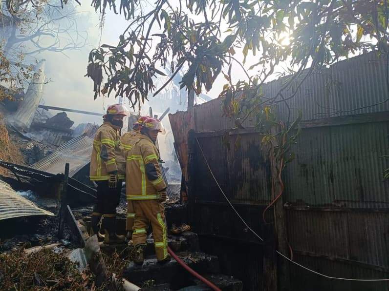 Pemadam kebakaran melakukan pendinginan di lokasi kebakaran, Selasa (6/10/2026). (Foto: Achmad Fadillah/Pusaranmedia.com)
