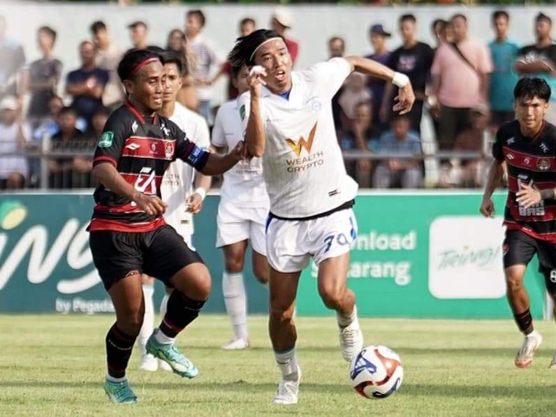Gelandang Kodai Nagashima tampil impresif saat mengatur aliran bola dan ritme permainan Persiba Balikpapan dalam laga penuh tensi kontra Persekat Tegal di Stadion Trisanja Slawi, Jumat (8/5/2026). (Foto: Media Official Persiba Balikpapan)