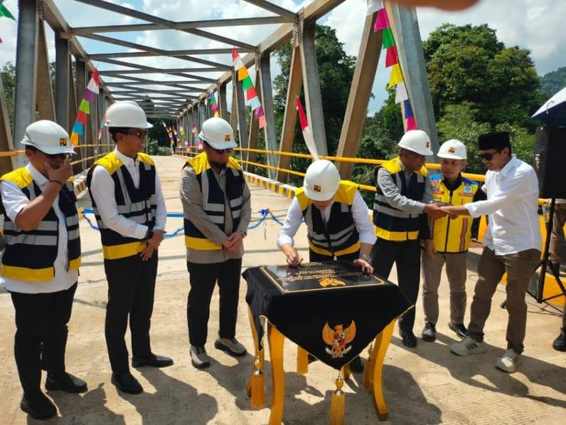 Bupati Paser dr Fahmi Fadli menandatangani prasasti jembatan Sei Kasungai sebagai pertanda peresmian jembatan. (Foto: Dok.Prokopim Paser)